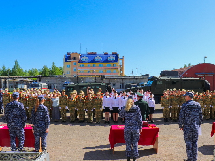 Сотрудники Управления Росгвардии по Республике Марий Эл и кадеты получили памятные награды в честь юбилея Великой Победы