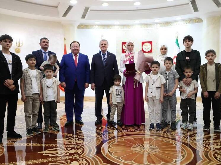 Жительнице Назрани полпред президента РФ в СКФО Юрий Чайка вручил орден «Мать-героиня»