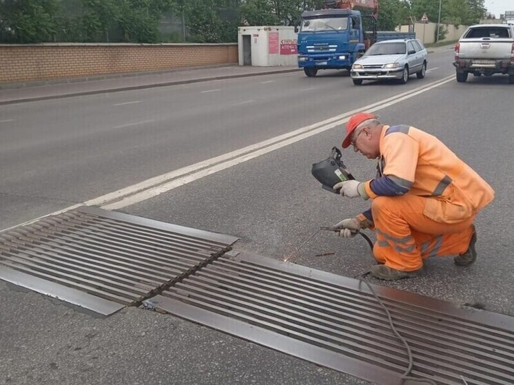 Белгородские коммунальщики начали чистить и чинить ливневки