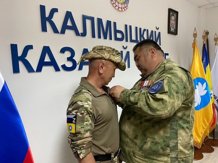 В Калмыкии вручили медали участникам Парада Победы и бойцу СВО