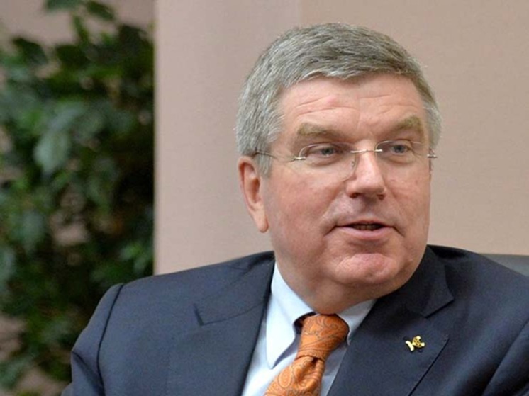 Экс-главе МОК Томасу Баху надели на голову подгузник