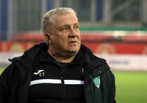 Почти мгновенно после поражения «Ахмата» от екатеринбургского «Урала» в первом стыковом матче за право играть в Российской премьер-лиге (РПЛ) Сергей Ташуев покинул пост наставника грозненского клуба. Да и вообще в высшем дивизионе складывается необычная ситуация. Правильно ли поступил Ташуев, и как изменились шансы команд сохранить прописку в РПЛ, в эксклюзивном интервью «МК-Спорт» рассказал бывший главный тренер воронежского «Факела» Дмитрий Пятибратов.