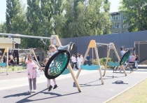 Мичуринск активно готовится к наступлению летних дней. В последнее время город заметно похорошел и преобразился. Над созданием уютного облика наукограда каждый день трудятся специалисты двух муниципальных учреждений - «Зеленхоз» и «Спецавтохозяйство».