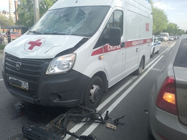 Водитель электросамоката попал под колеса машины скорой помощи в Вологде