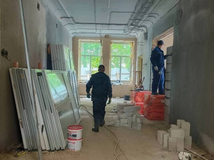 В Старой Руссе в библиотеке им. Ф.М. Достоевского монтируют новые окна