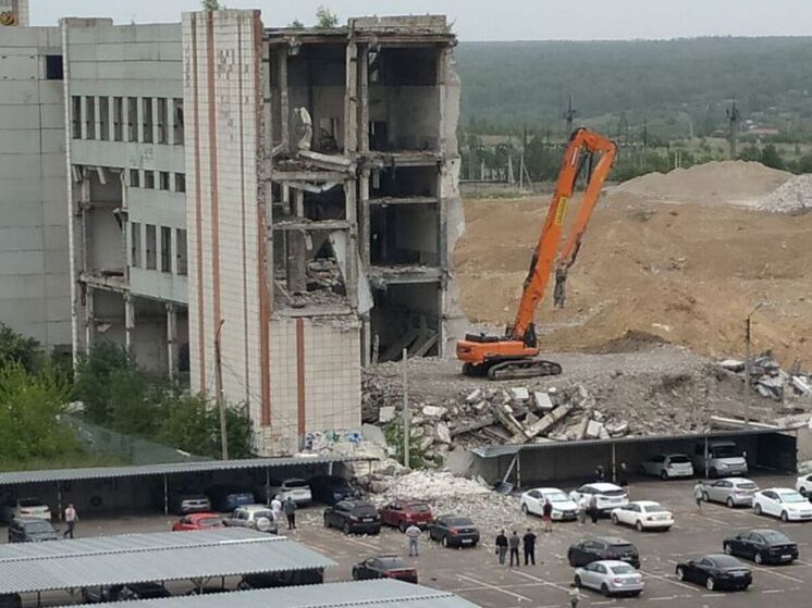 В Железногорске при сносе корпуса завода «Кристалл» обломки рухнули на стоянку