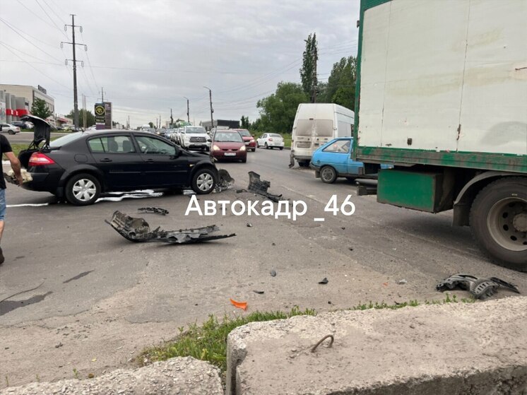 В Курске грузовик снес «морду» легковушке Renault