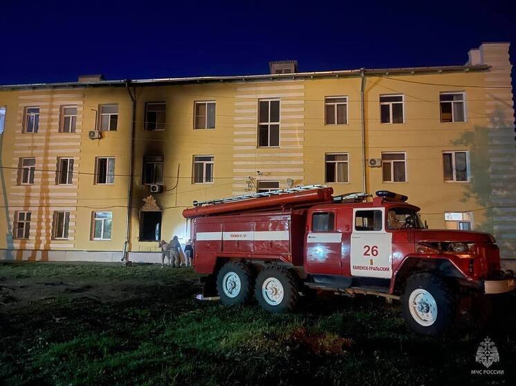 Человек погиб при пожаре в трехэтажном доме в Каменске-Уральском