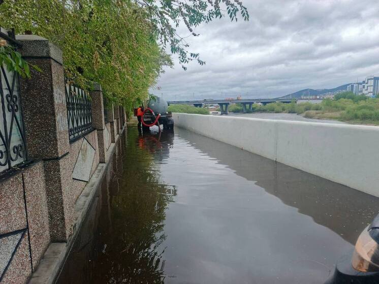 КБУ Улан-Удэ начал откачку воды с городских улиц с 4 утра