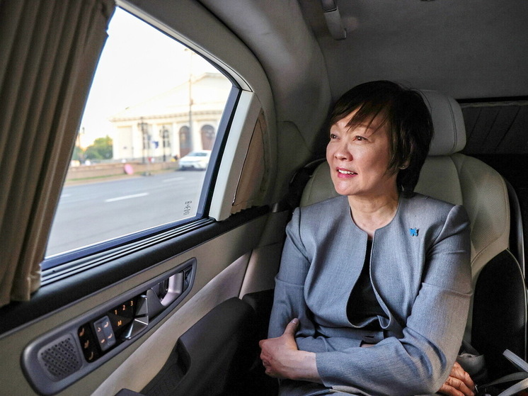 Putin, Shinzo Abe'nin dul eşine Bolşoy Tiyatrosu'na zamanında ulaşabilmesi için bir Aurus limuzin hediye etti