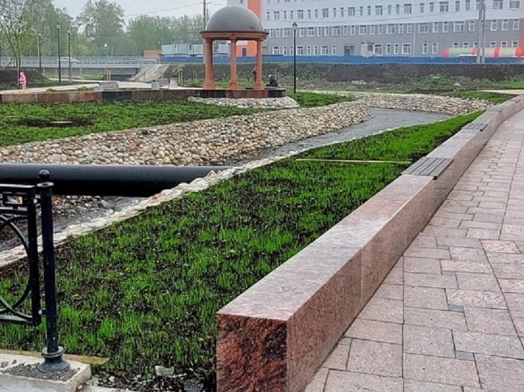 Городские власти решили не укладывать тротуар на Казарменном мосту