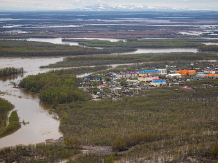 Придомовые территории и полосу аэродрома подтопило паводком в чукотском селе Ваеги