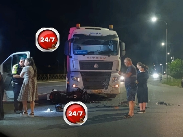 Мотоциклист влетел в фуру в Донецке Ростовской области