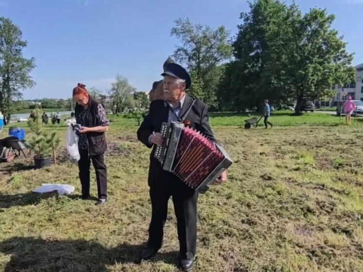 Новгородцы высадили деревья у церкви Петра и Павла в Кожевниках