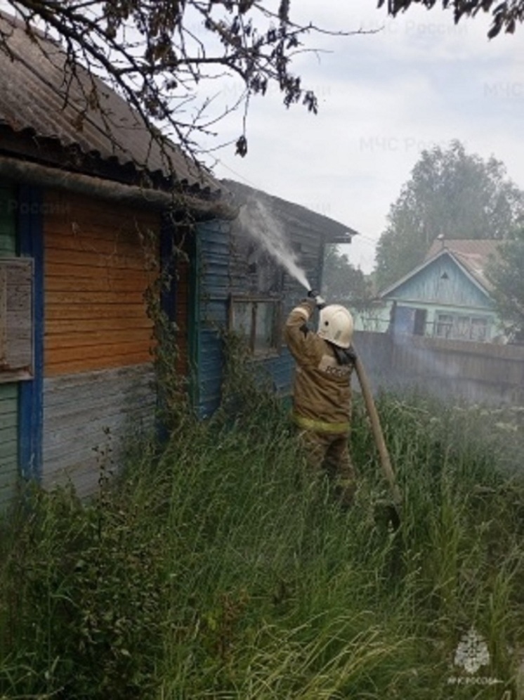 Под Мценском по неизвестным причинам горела хозпостройка