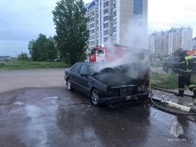 В Заводском районе Орла полыхала машина