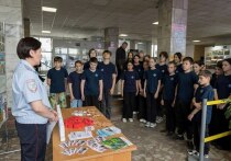 В канун Дня защиты детей сотрудники Забайкальской магистрали, транспортной полиции и комитет образования администрации городского округа «Город Чита» провели презентацию выставки профилактических плакатов «Железная дорога БЕЗ ОПАСНОСТИ» на вокзале станции Чита-2