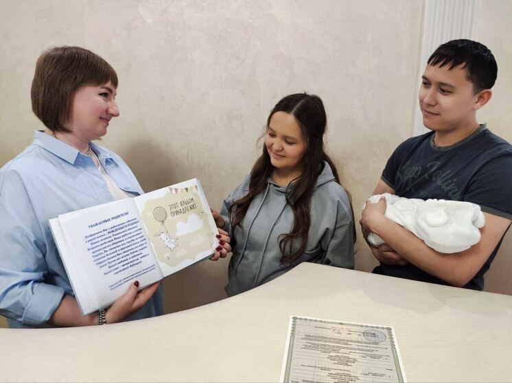 В Тюменском районе новоиспечённым родителям вручают подарки в преддверии Дня защиты детей