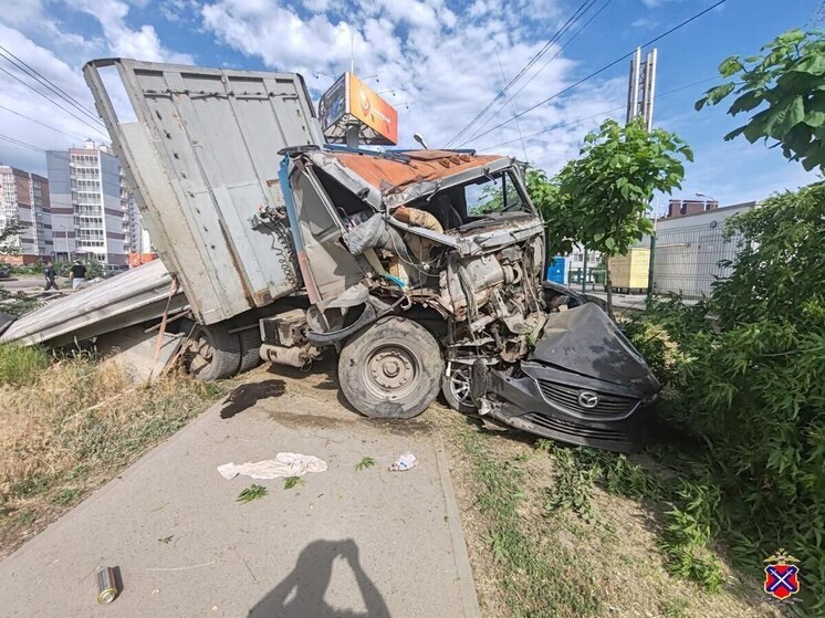В Волгограде грузовик «протаранил» автомобиль «Мазда»