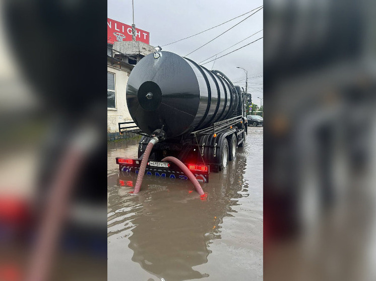 В Краснодаре на улицы выехала водооткачивающая техника из-за дождя