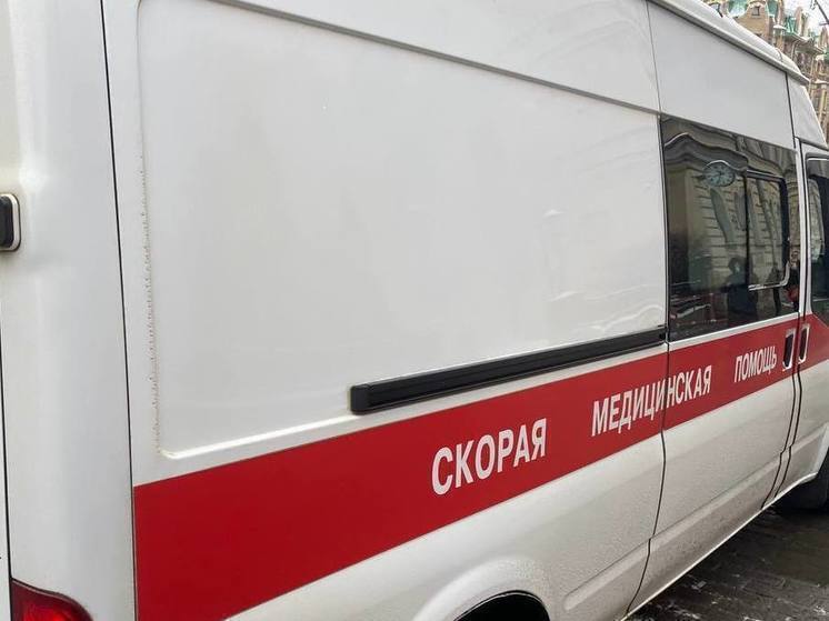 Из псковской многоэтажки выпала девушка