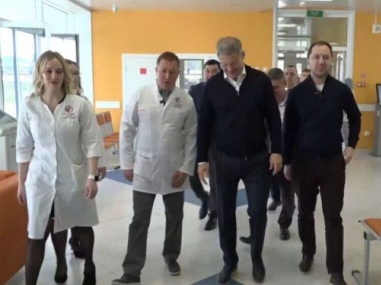 Радий Хабиров посетил детскую поликлинику в Кармаскалах