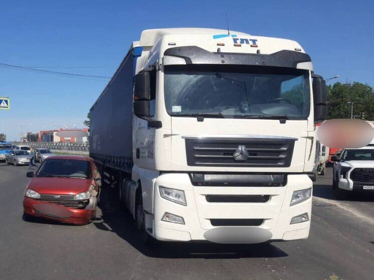 Тягач с полуприцепом врезался в легковушку на Московском шоссе в Самаре 29 мая