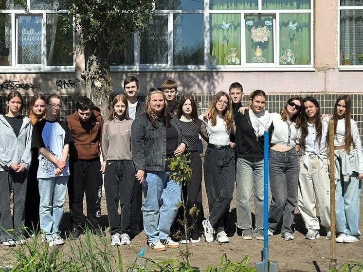 У школы запорожского Токмака высадили сад выпускников
