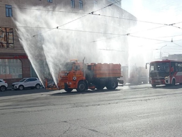 В Туле на уборку города вышло 90 единиц спецтехники