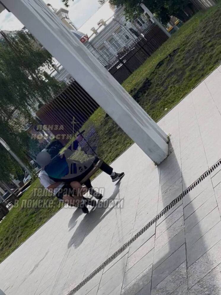 На Фонтанной площади в Пензе школьники устроили стрельбу из игрушечного пистолета