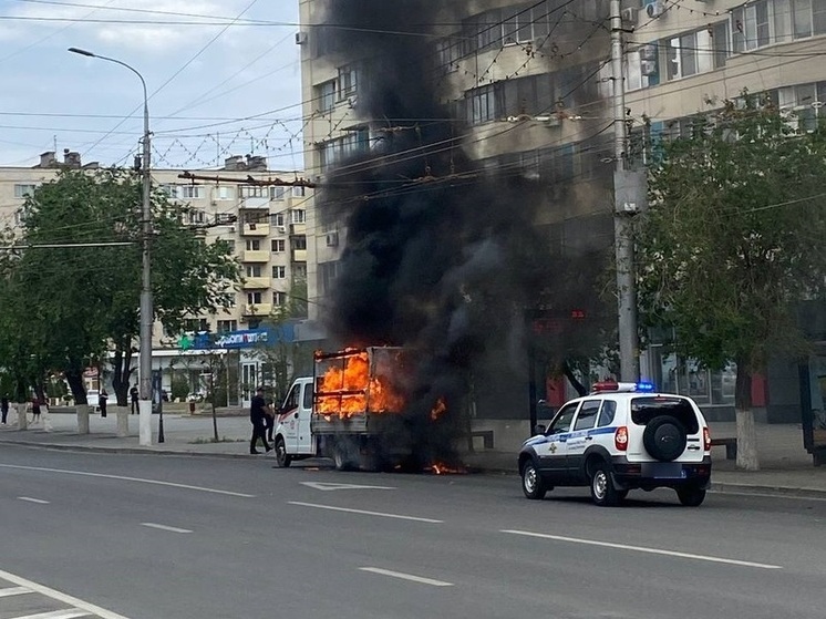 В центре Волгограда загорелась «Газель»