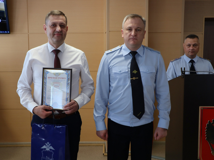 Брянский таксист спас двух пенсионерок от аферистов