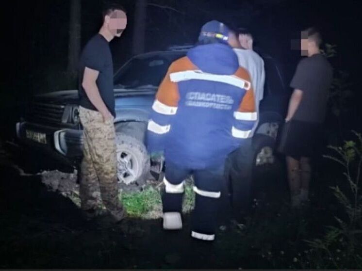 Спасатели помогли компании парней, застрявших на машине у озера