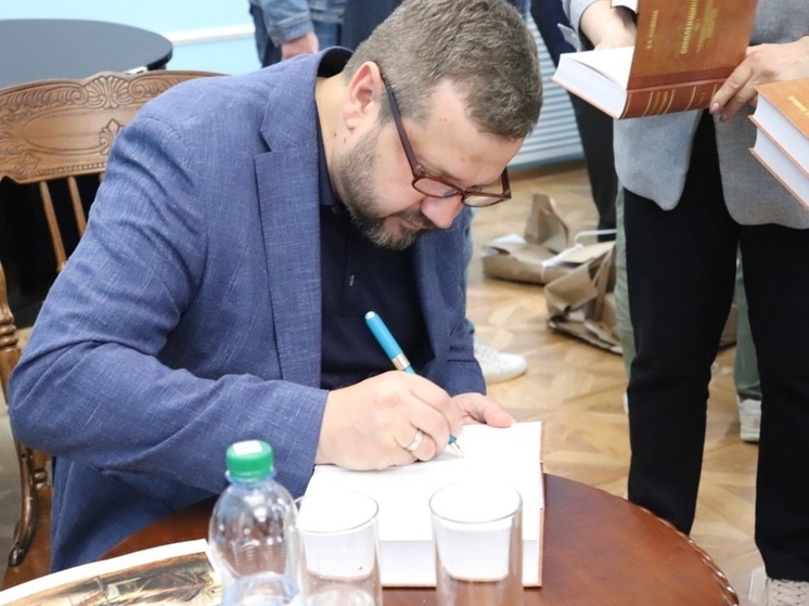 В главной Смоленской библиотеке прошла презентация книги Бориса Парфёнова