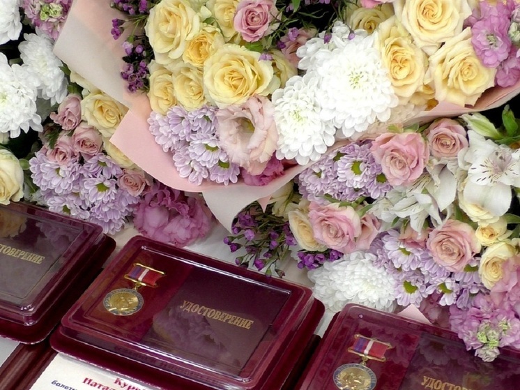 10 жителей Волгоградской области наградили почетным знаком «Забота о детстве»