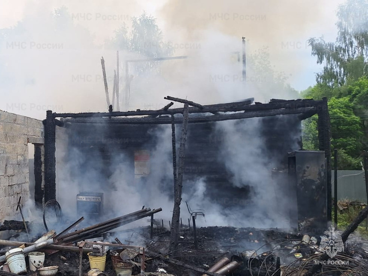 В Тарусском районе семеро пожарных не смогли спасти дом