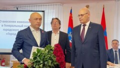 Мэр Орла Юрий Парахин поблагодарил Владимира Круглого за его вклад в развитие детской медицины в Орле