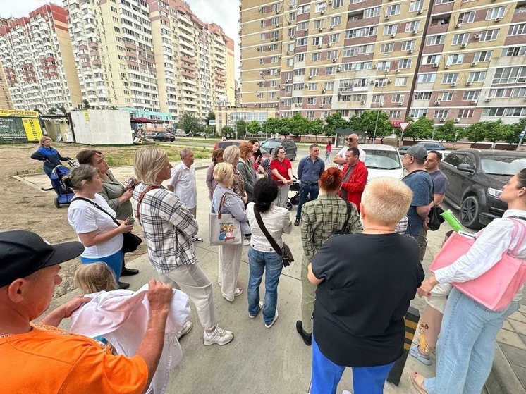 Жители и депутат обсудили будущее недостроенного здания на улице Писателя Знаменского