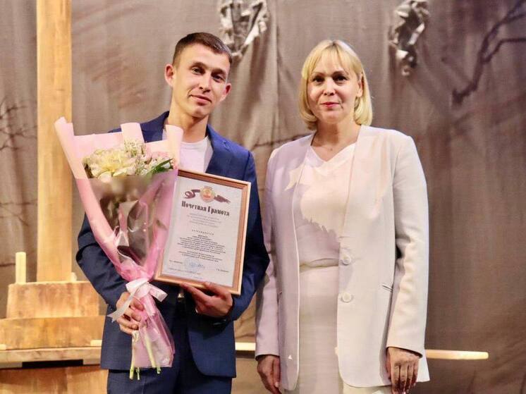 Каликова поблагодарила артистов ТЮЗа им. Сеспеля за успешный театральный сезон