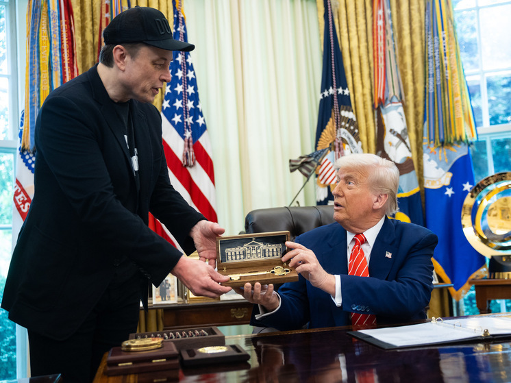 Трамп подарил Маску золотой ключ в знак признательности за его работу