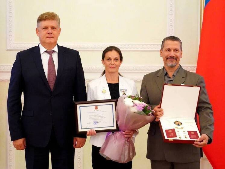 Полпред вручил орден «Родительская слава» супругам, воспитывающим десятерых детей
