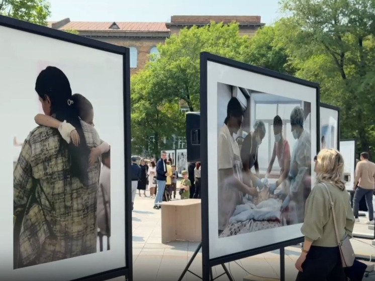 В сквере Владивостока в честь детей и врачей открыли фотовыставку