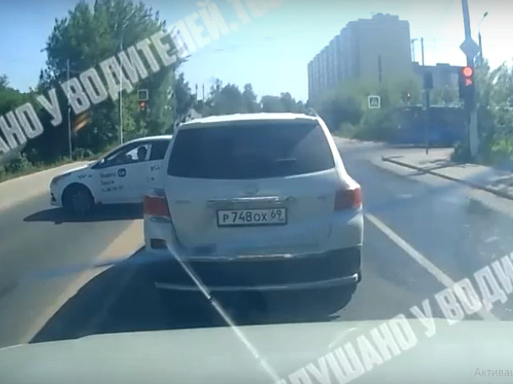 В Твери сняли на видео опасные маневры таксиста