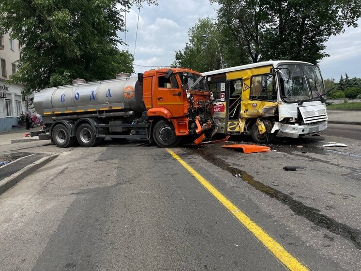 В цeнтре Донецка столкнулись маршрутный автобус и водовоз