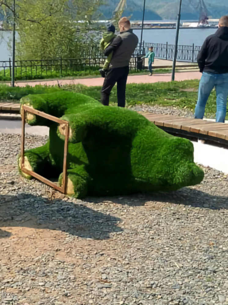 Вандалы перевернули скульптуру в сквере Хабаровского края