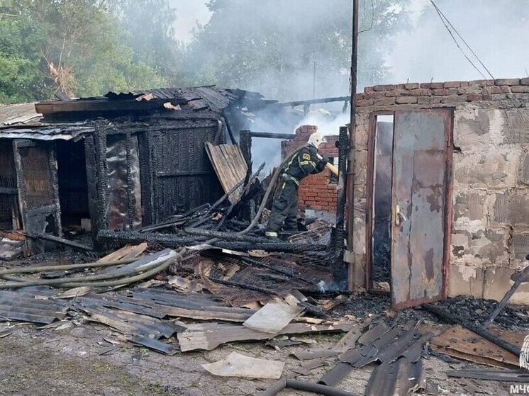 В Кимовске ликвидирован пожар в заброшенном здании