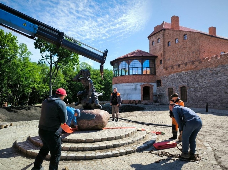 В Гурьевске перенесли памятник Мюнхгаузену