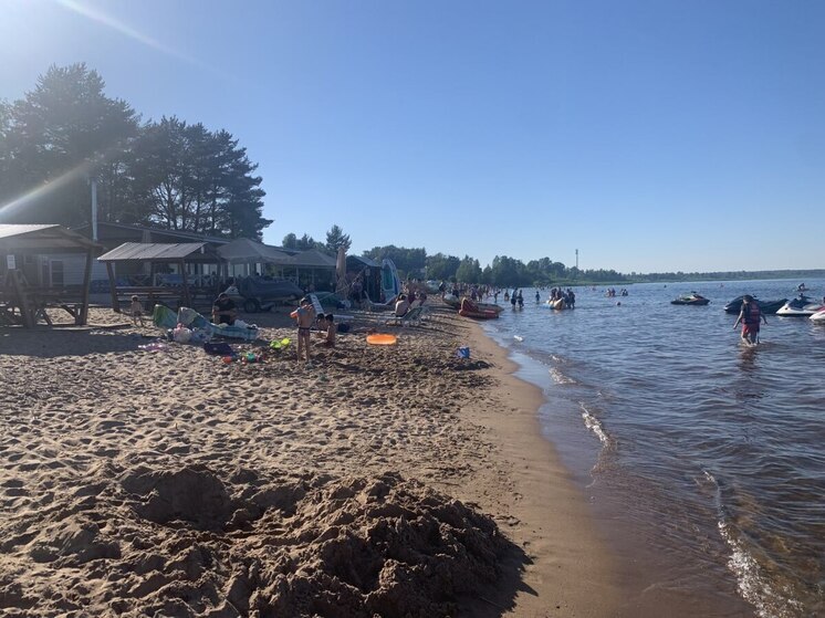 Жителям Петербурга посоветовали проверять дно водоема перед купанием с детьми
