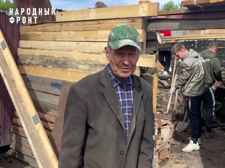 Помогающему бойцам пенсионеру из Хакасии возрождают из пепла любимый дом