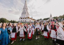 В праздник Вознесения Господня в «Коломенском» прошло иммерсивное действо — учащиеся РАМ имени Гнесиных реконструировали старинный праздник «Проводы Стрелы», в котором приняли участие более 300 человек